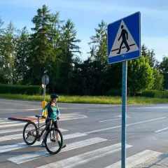 Jazda rowerem obok siebie: Przepisy i zasady bezpieczeństwa na drodze