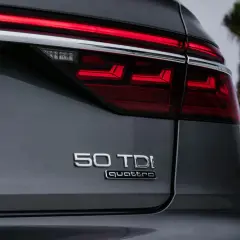 Oznaczenia Audi: Jakie są najważniejsze symbole i co oznaczają w modelach?