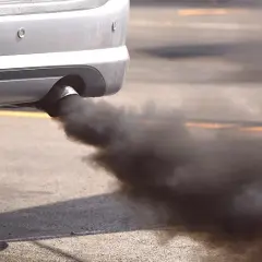 Siwy dym z rury wydechowej diesel: Co oznacza i jak to skutecznie naprawić?