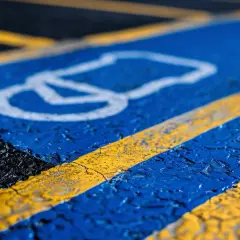 Wymiary miejsca parkingowego dla niepełnosprawnych: Przepisy i normy prawne