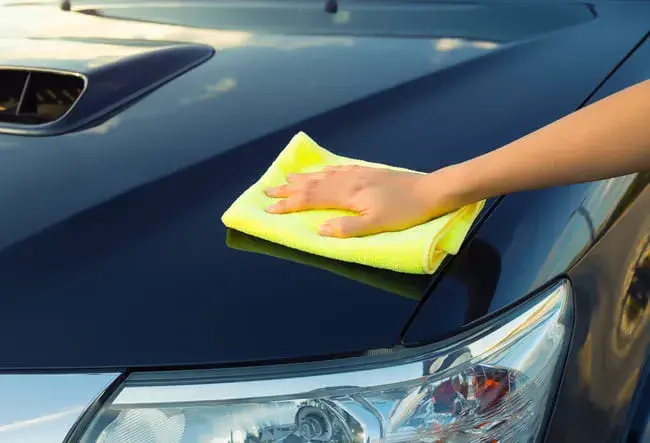 Jak polerować auto samemu? Poradnik DIY krok po kroku